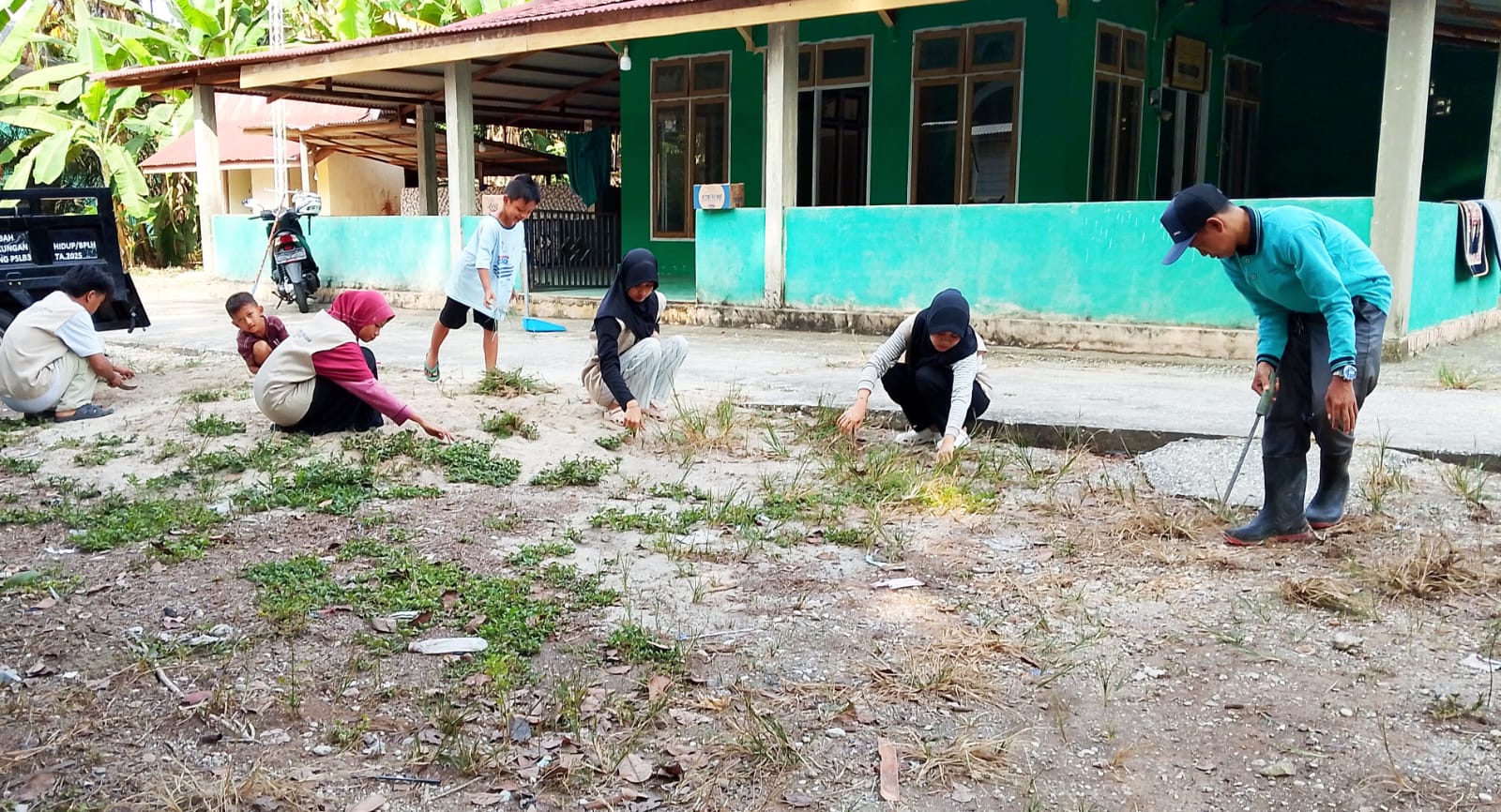 Dokumentasi kegiatan gerakan bersih bersih masjid di Mushalla Al-Muttaqin Kampung Buantan Besar Kecamatan Siak