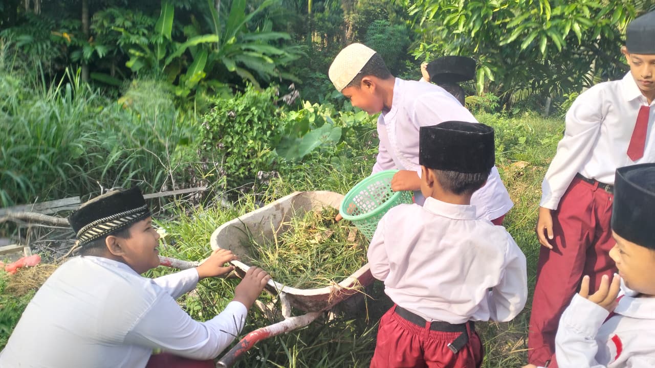 Dokumentasi kegiatan Program  GEBERMAS (gerakan pembersihan mesjid Al fauzan yahya Tualang )