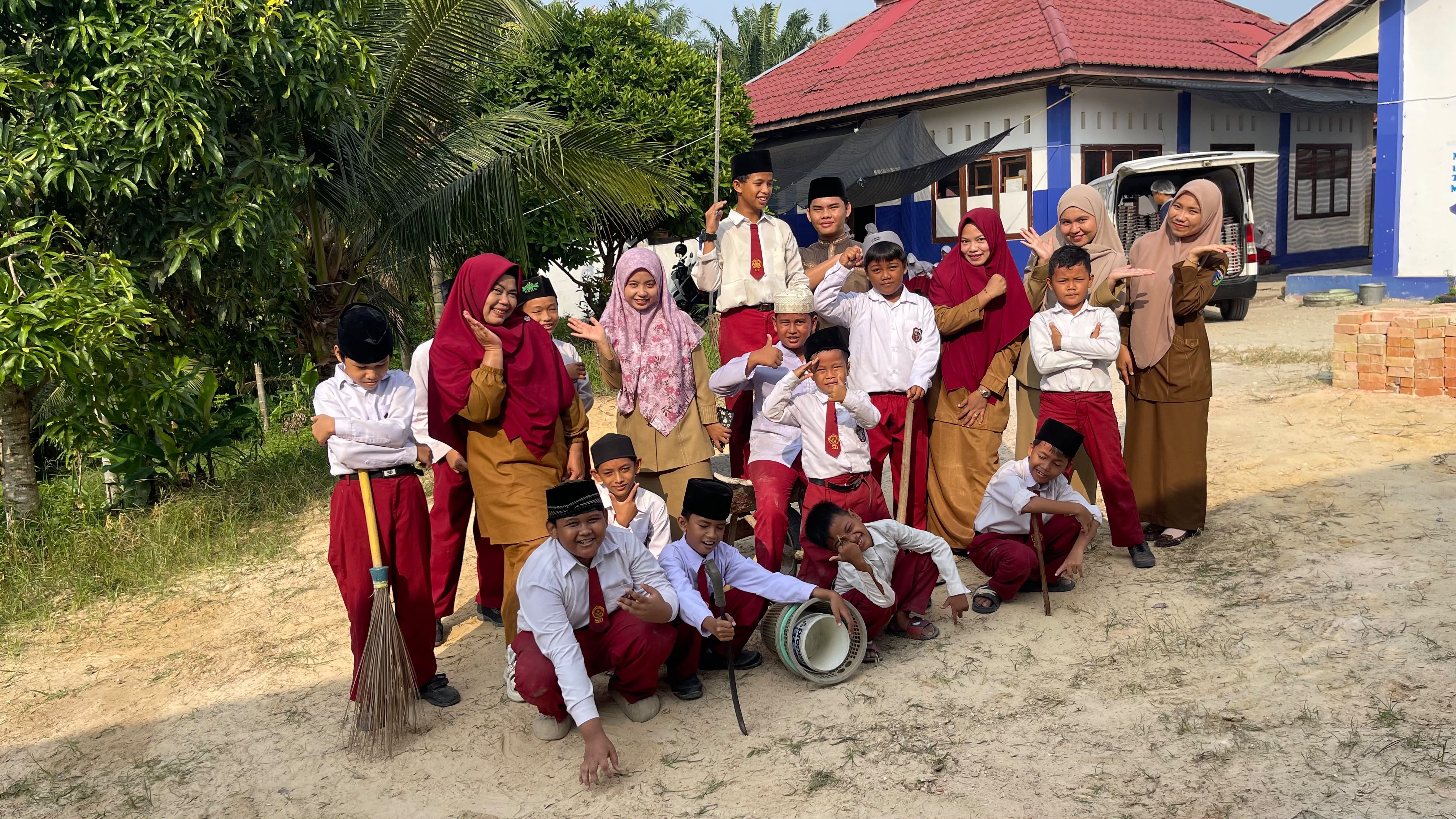 Gerakan Bersih-Bersih Masjid di MESJID AL FAUZAN YAHYA, Kecamatan Tualang — Aksi (pengurus mesjid , siswa MI Alhanin dan guru.)