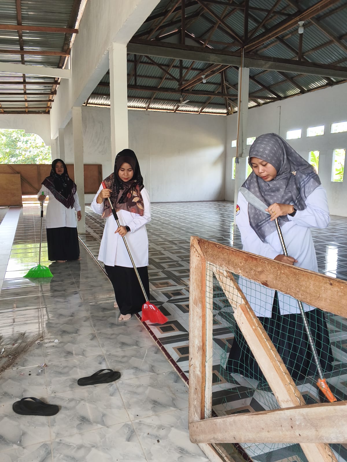 Dokumentasi kegiatan Bersih bersih Majid Baitul Muttaqien