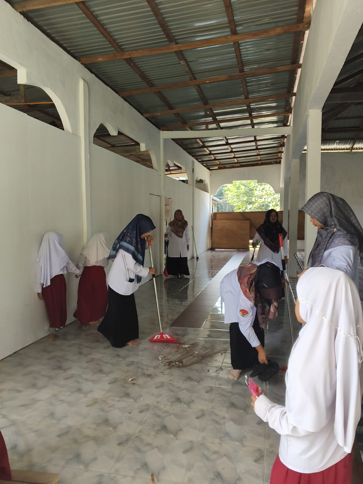 Dokumentasi kegiatan Bersih bersih Majid Baitul Muttaqien