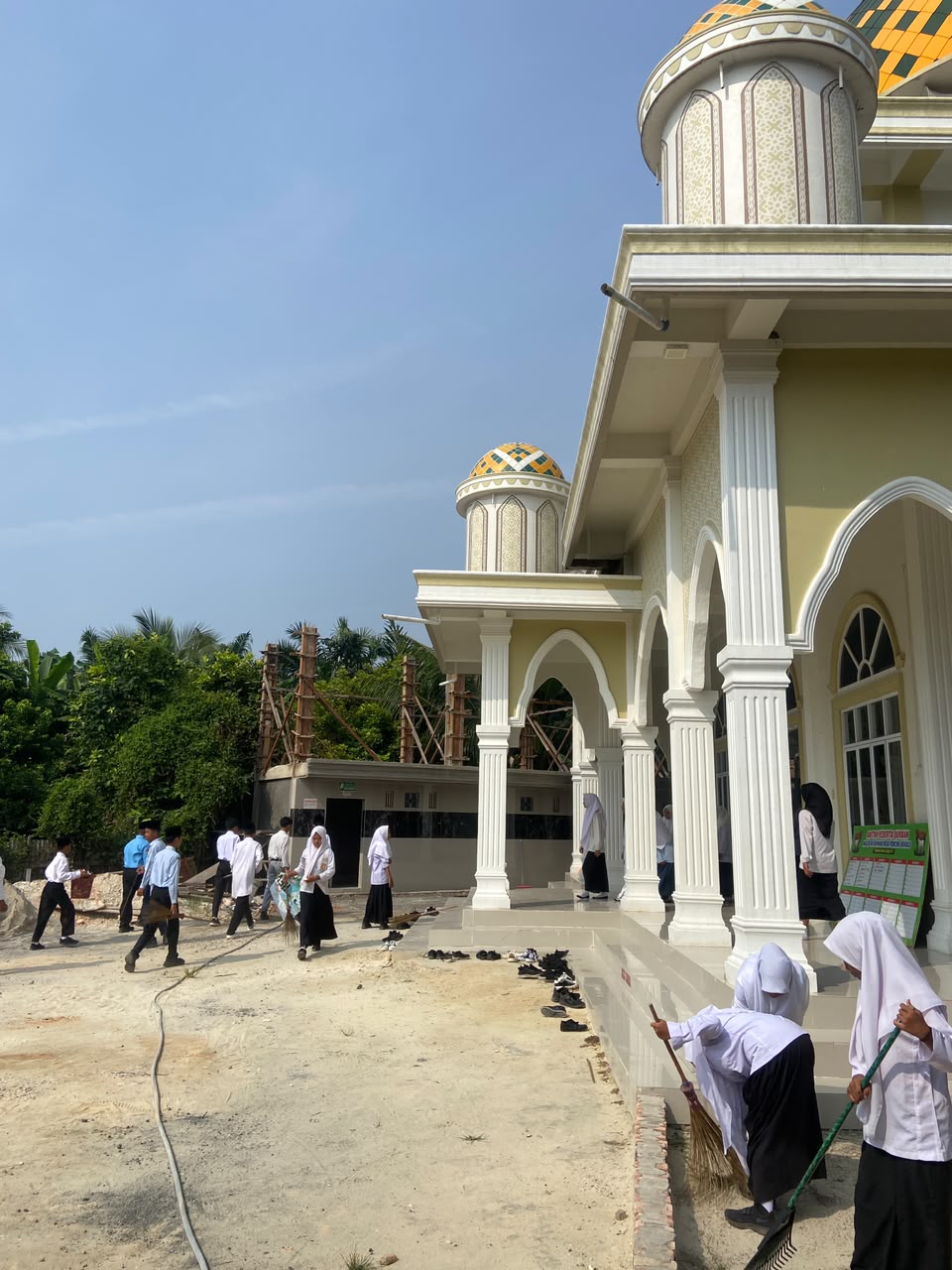 Dokumentasi kegiatan GERAKAN BERSIH-BERSIH MASJID AR-RAHMAN KEC.KANDIS