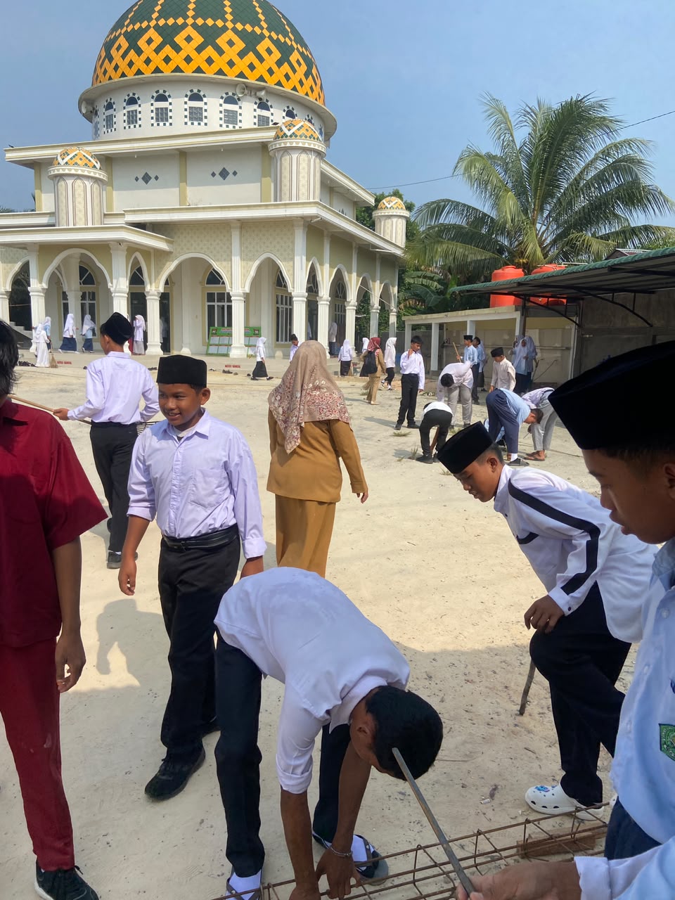 Dokumentasi kegiatan GERAKAN BERSIH-BERSIH MASJID AR-RAHMAN KEC.KANDIS