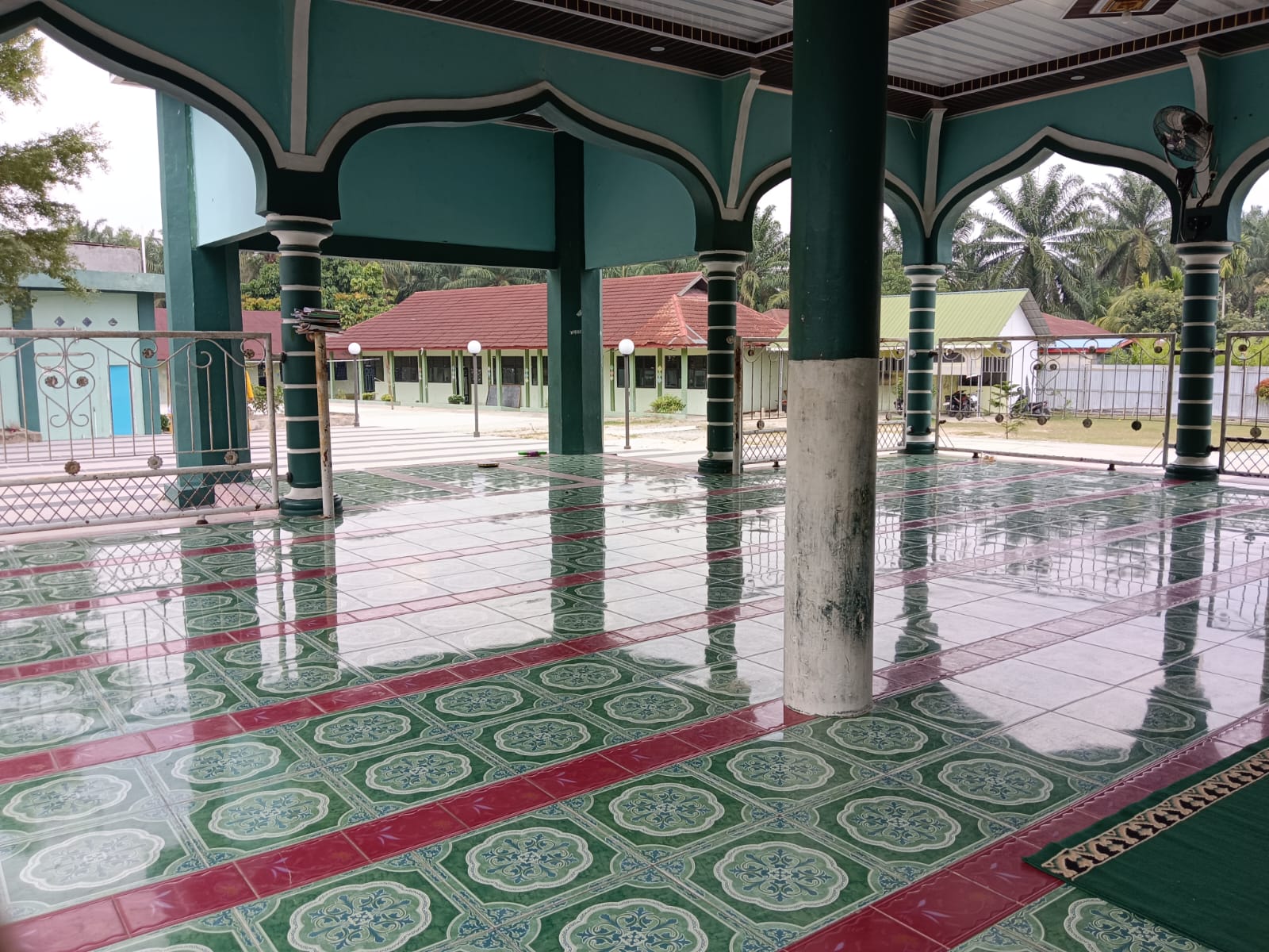 Dokumentasi kegiatan Gerakan Bersih-Bersih Masjid (GEBER MAS) MAS Al-Amin Rawang Kao