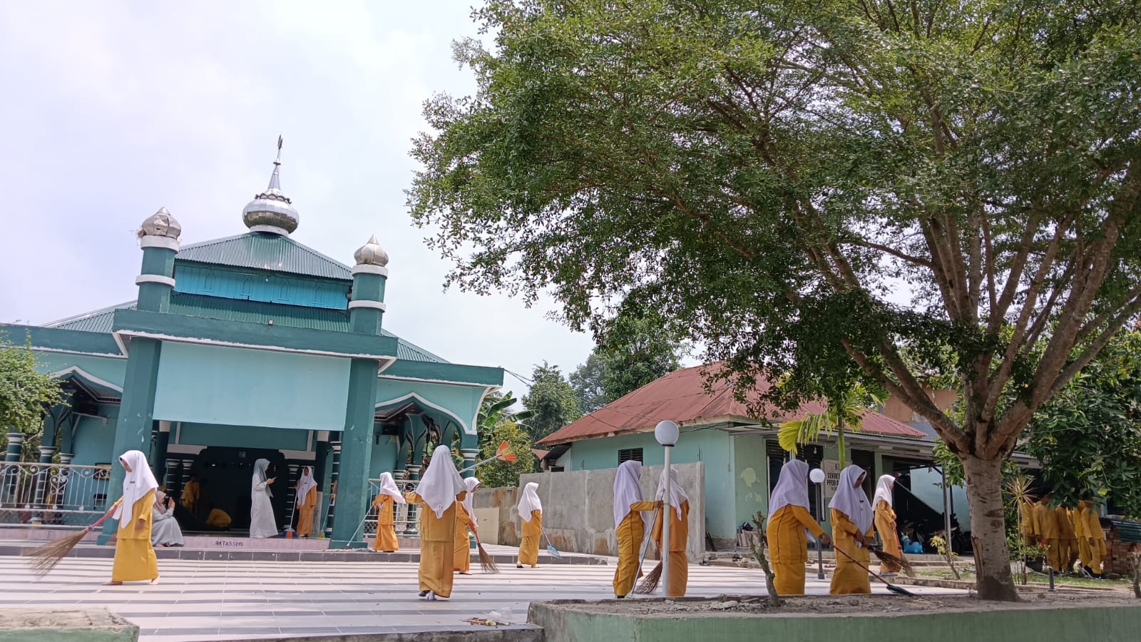 Gerakan Bersih-Bersih Masjid di Masjid Pondok Pesantren Al-Amin Rawang Kao, Kecamatan Lubuk Dalam, Kecamatan Lubuk Dalam — Aksi Dewan Guru beserta santri Pondok Pesantren Al-Amin