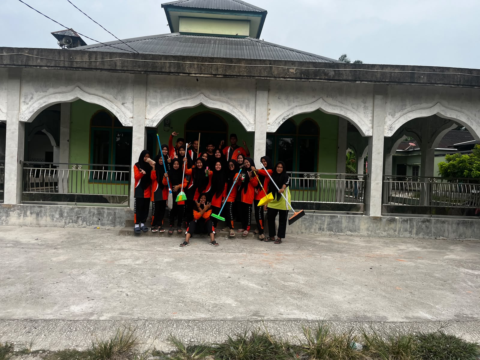 Gerakan Bersih-Bersih Masjid di Mushollah Nurul Hidayah, Kecamatan Lubuk Dalam — Aksi MA Kandangan