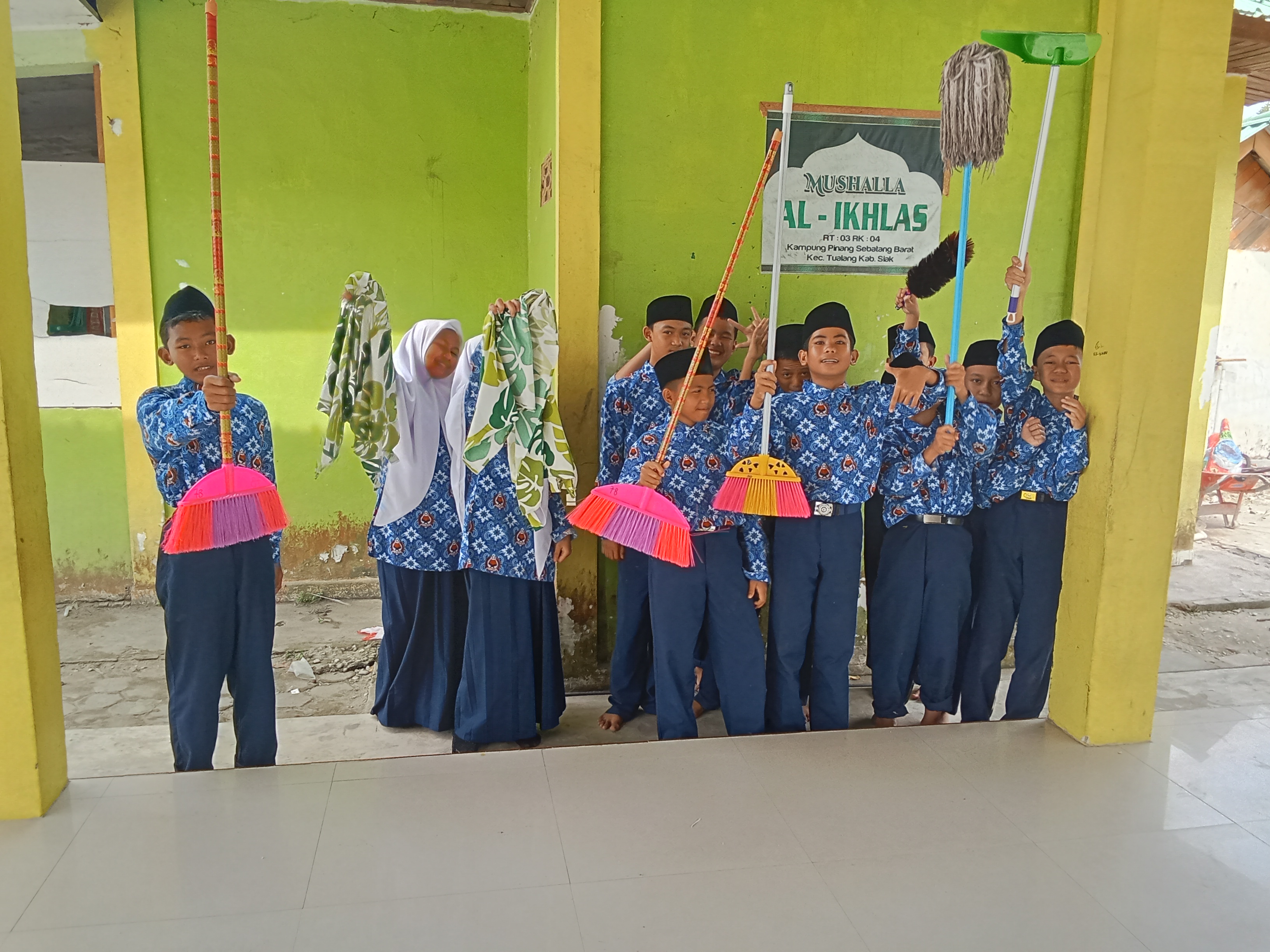 Gerakan Bersih-Bersih Masjid di Mushalla Al-Ikhlas, Kecamatan Tualang — Aksi Siswa-siswi kelas VII Ali Bin Abi Thalib MTs An-Nur Tualang