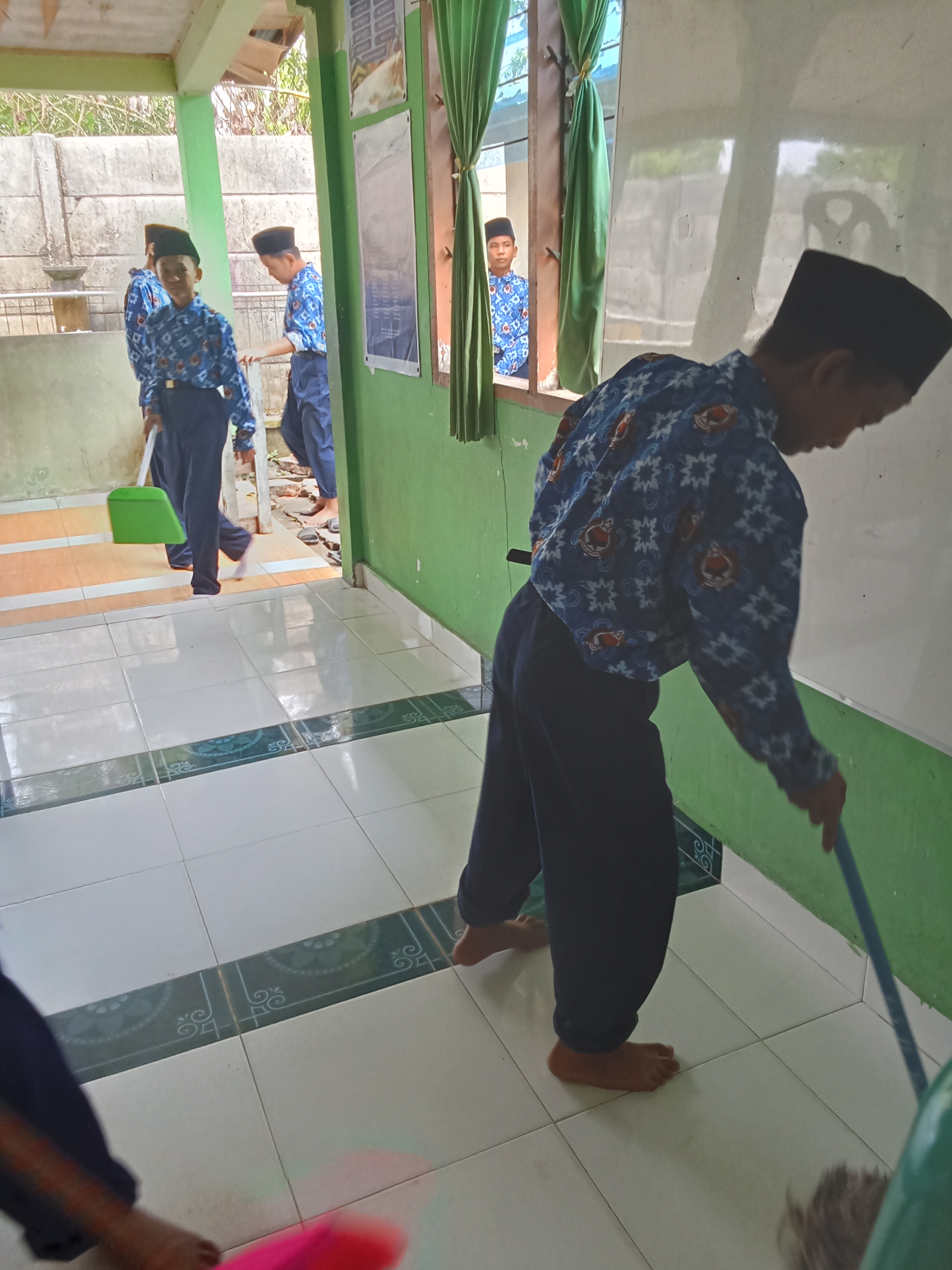 Dokumentasi kegiatan Membersihkan Mushalla