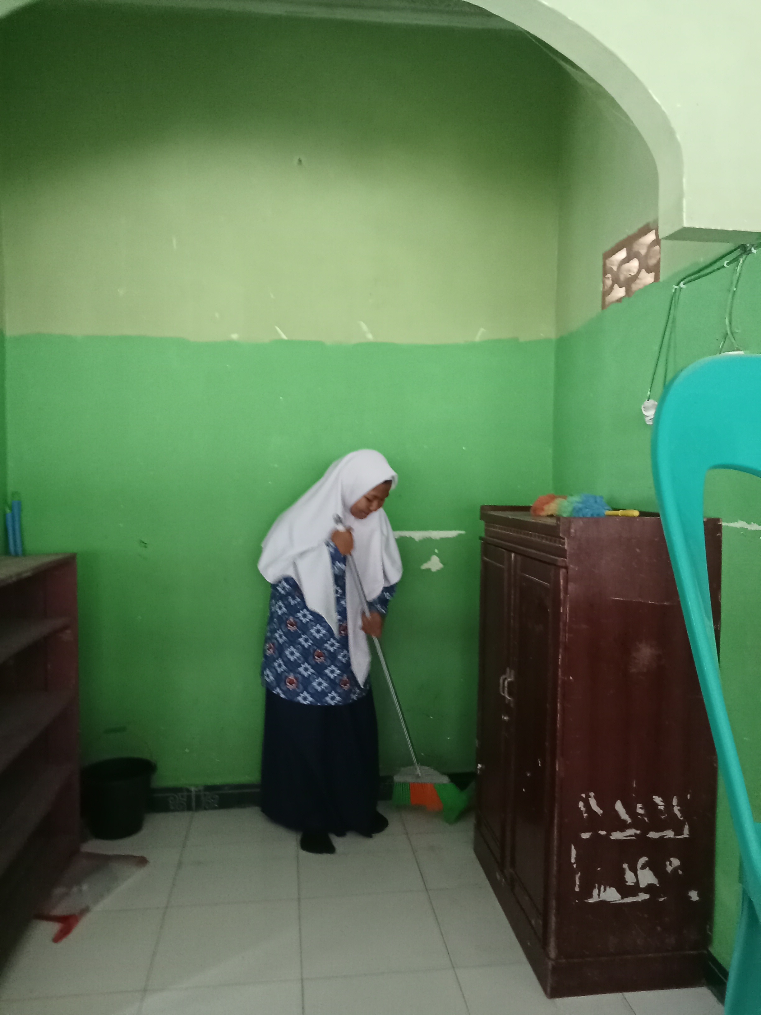 Dokumentasi kegiatan Membersihkan Mushalla
