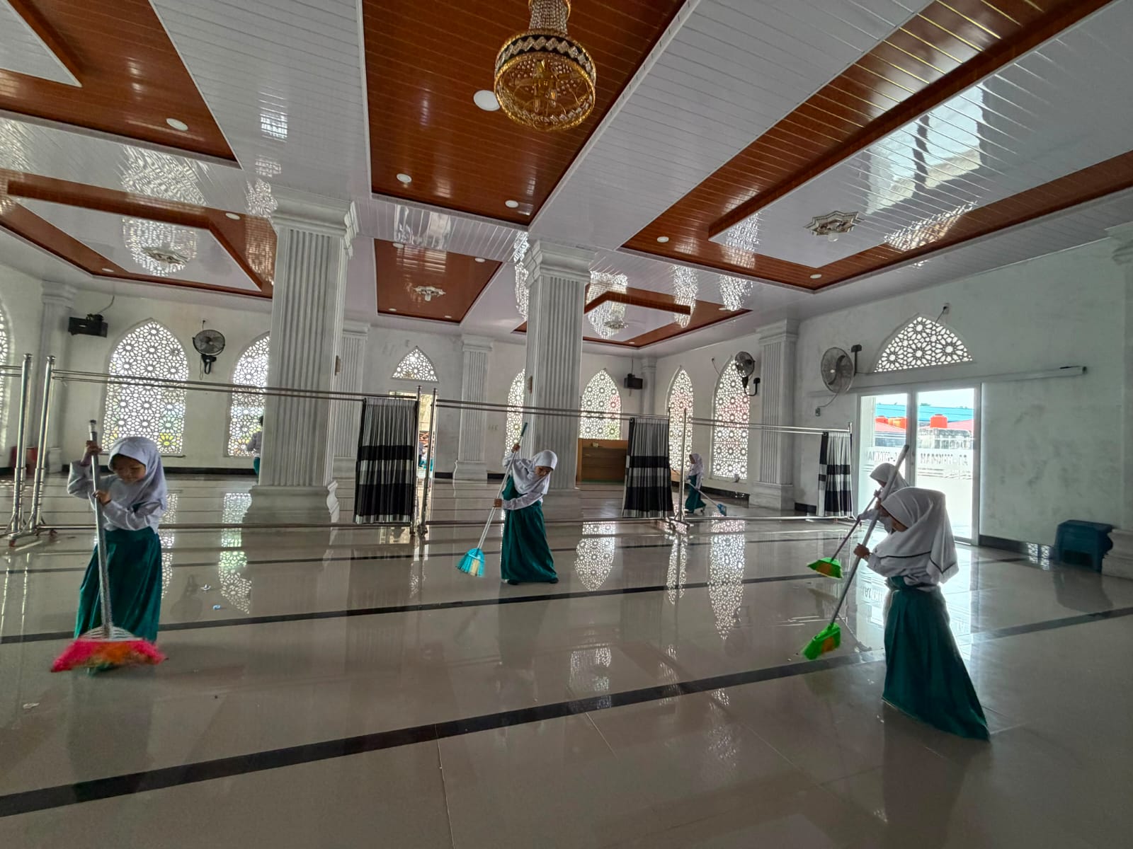 Dokumentasi kegiatan GERAKAN BERSIH-BERSIH MASJID ( GEBERMAS )