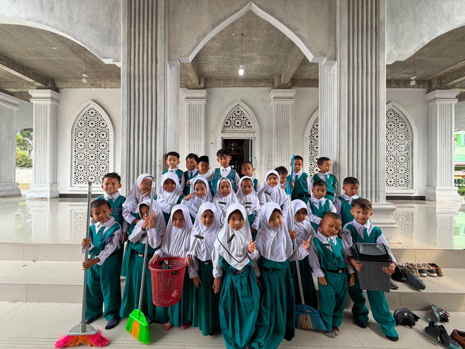 Gerakan Bersih-Bersih Masjid di MASJID AL HIKMAH KANDIS, Kecamatan Kandis — Aksi GURU DAN SISWA/SISWI RA AL HIKMAH KANDIS