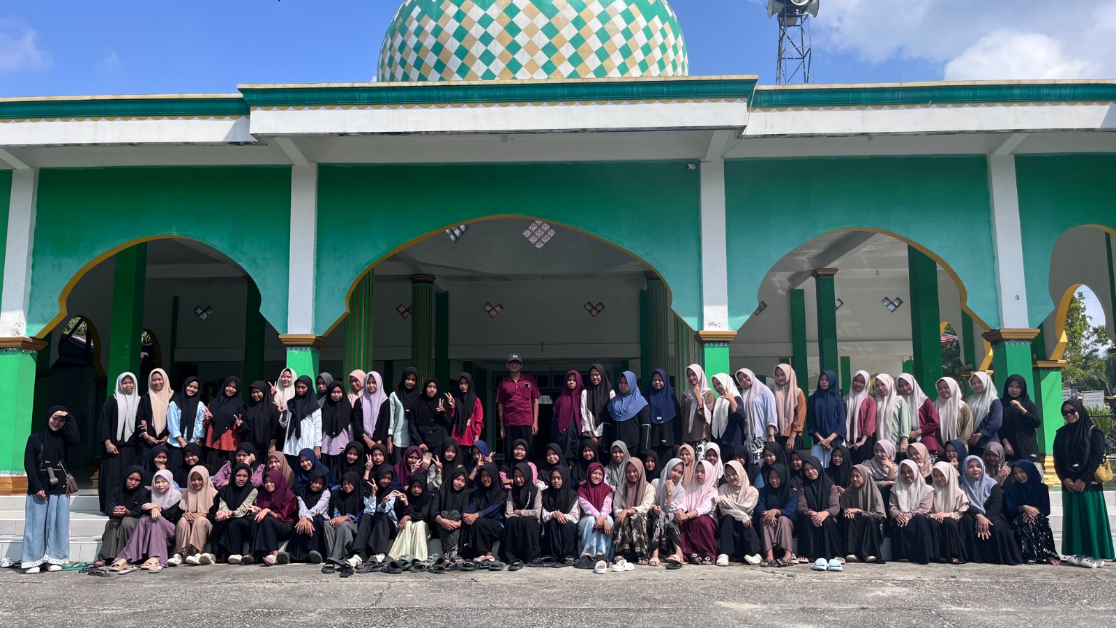Gerakan Bersih-Bersih Masjid di MASJID AR - ROUDHOH DELIMA JAYA, Kecamatan Kerinci Kanan — Aksi Santri MA RIYADUS SHOLIHIN dan Pengurus Masjid Ar - Roudhoh