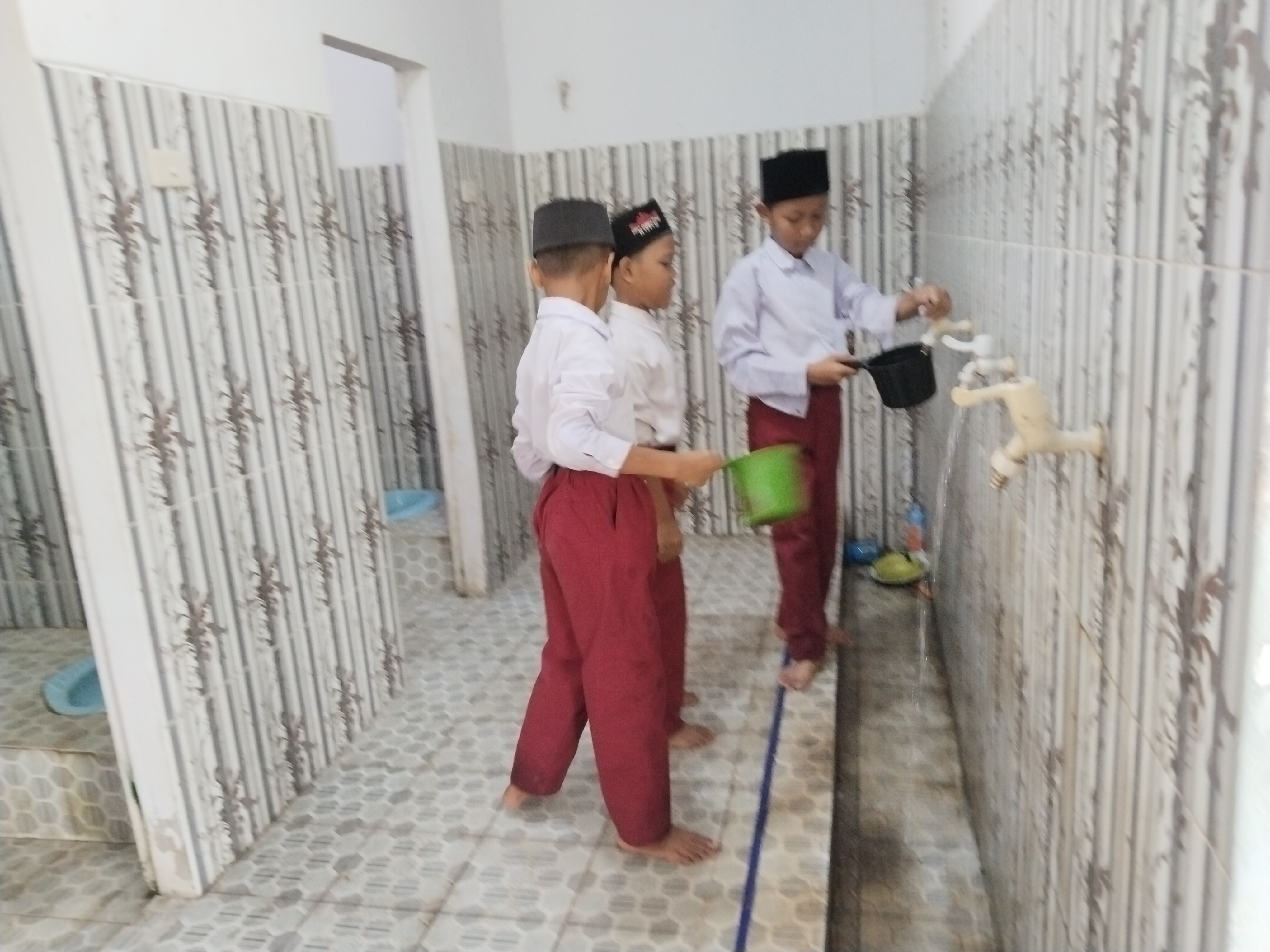 Dokumentasi kegiatan Gerakan Bersih-Bersih masjid
