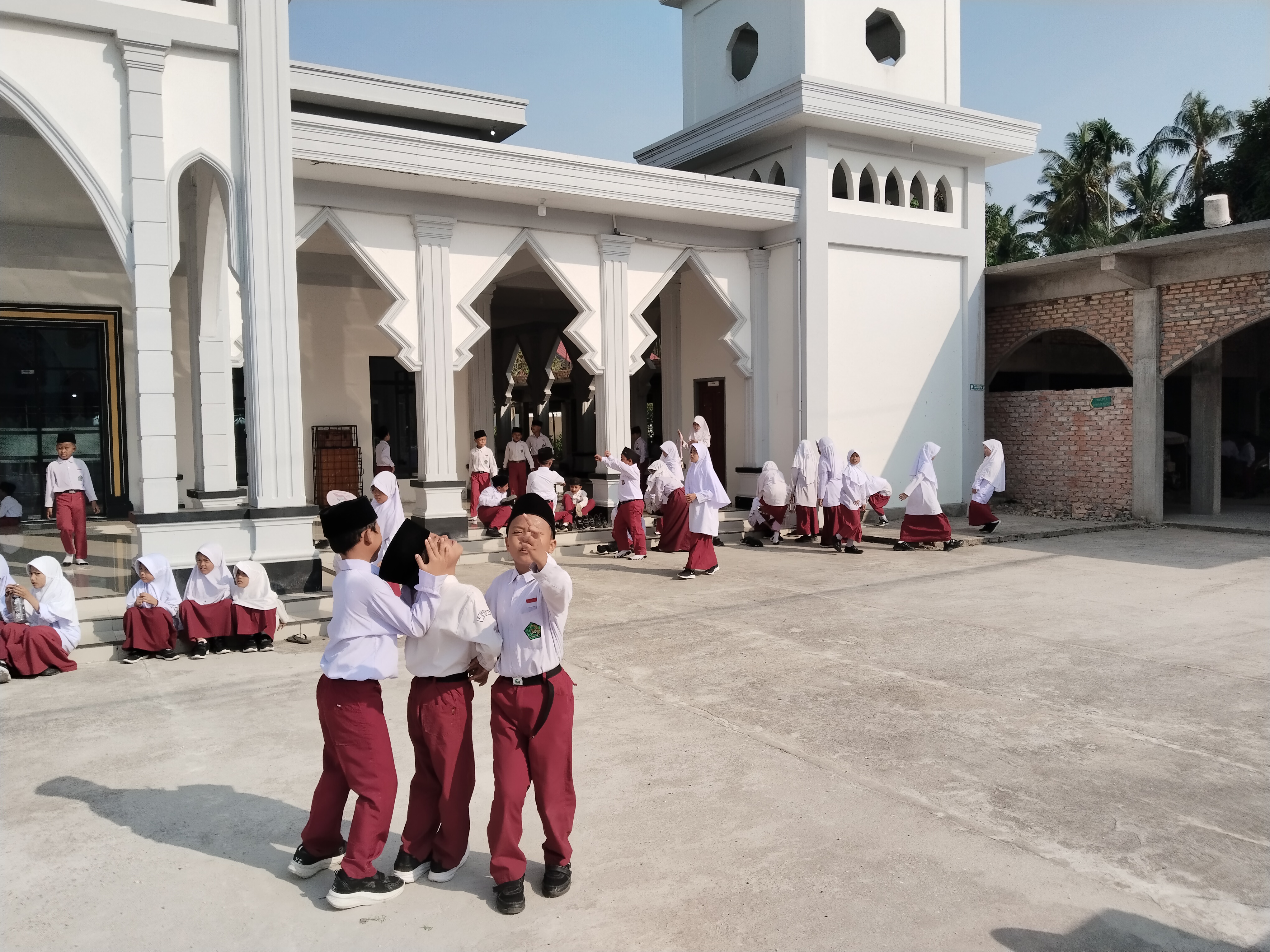 Dokumentasi kegiatan Gerakan Bersih-Bersih masjid