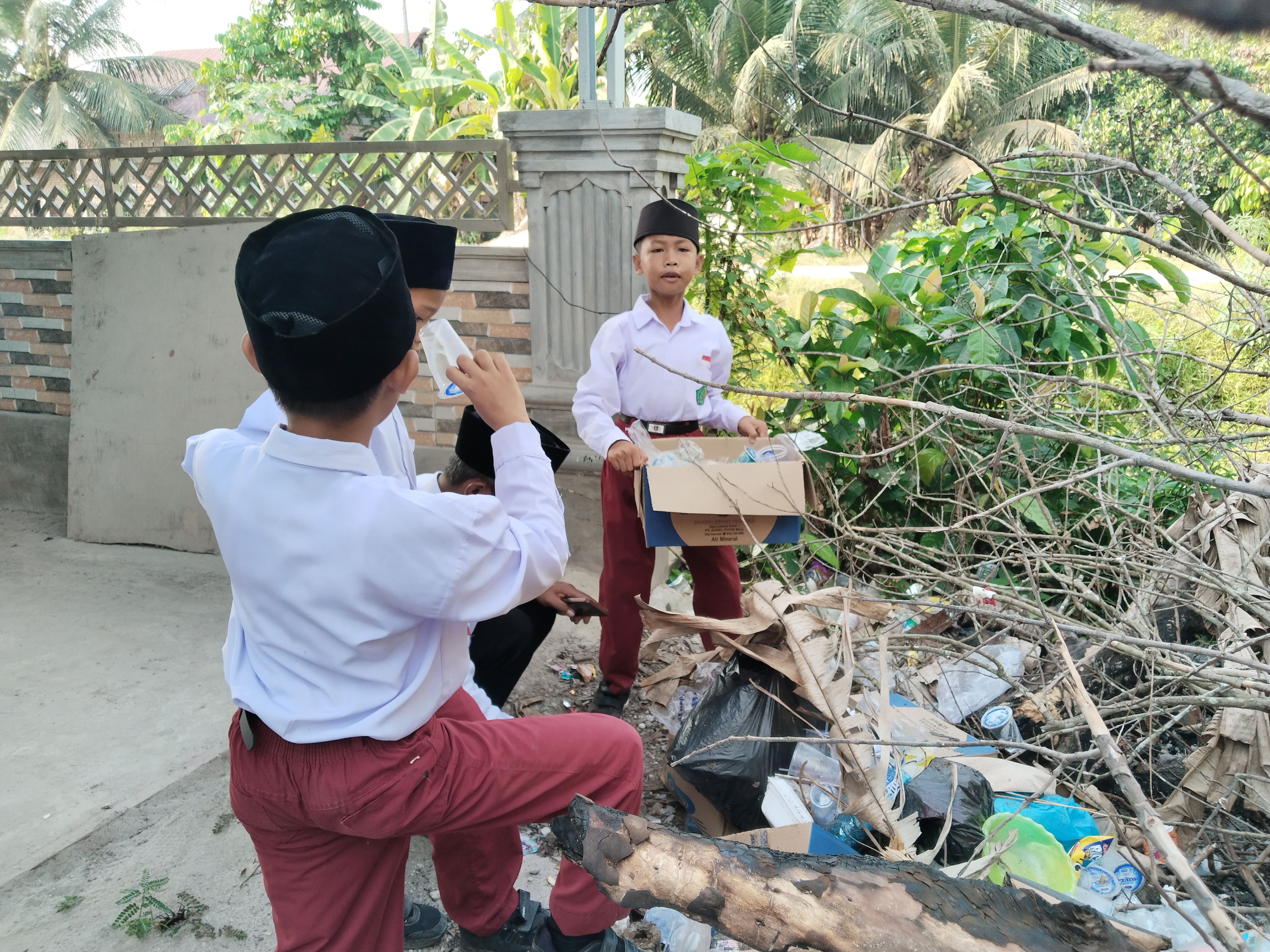 Dokumentasi kegiatan Gerakan Bersih-Bersih masjid