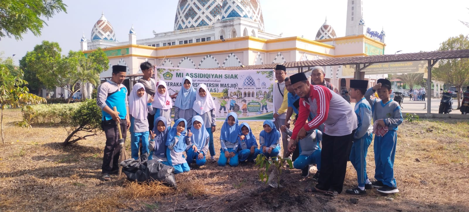 Dokumentasi kegiatan Gerakan Bersih-Bersih Masjid (GERMAS) di Lingkungan Masjid Al-Fattah