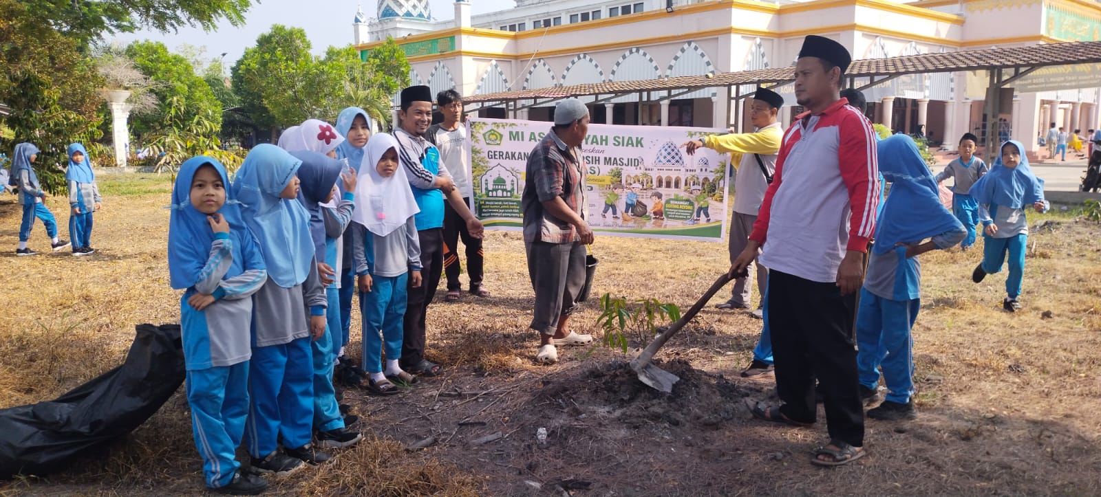 Dokumentasi kegiatan Gerakan Bersih-Bersih Masjid (GERMAS) di Lingkungan Masjid Al-Fattah