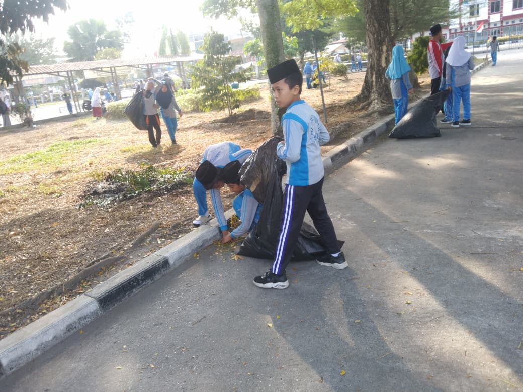 Dokumentasi kegiatan Gerakan Bersih-Bersih Masjid (GERMAS) di Lingkungan Masjid Al-Fattah