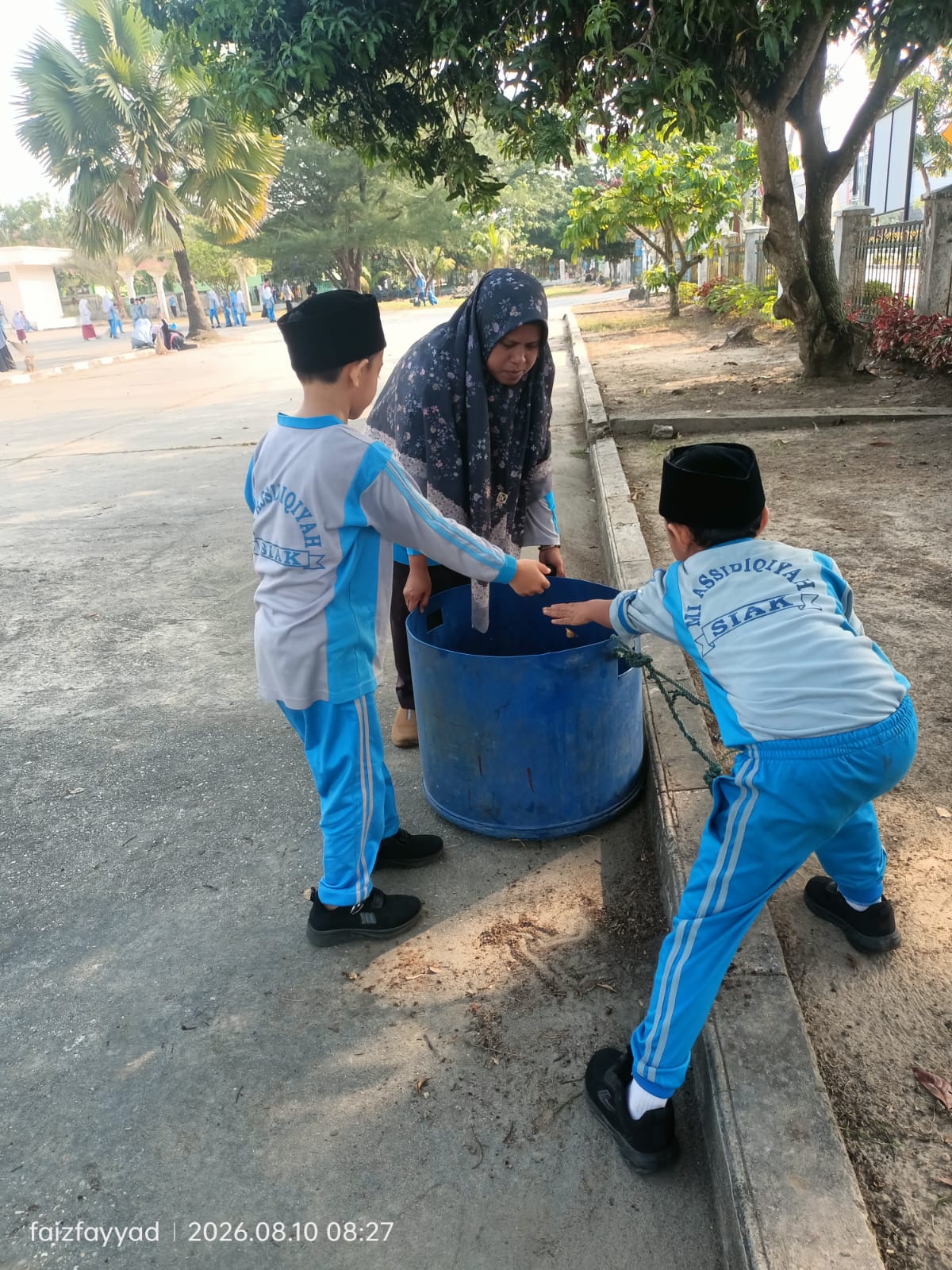 Gerakan Penghijauan di Masjid Al-Fatah Kelurahan Kampung Dalam Kecamatan Siak, Kecamatan Siak — Aksi Seluruh Majelis Guru dan Murid MI AS SIDIQIYAH SIAK
