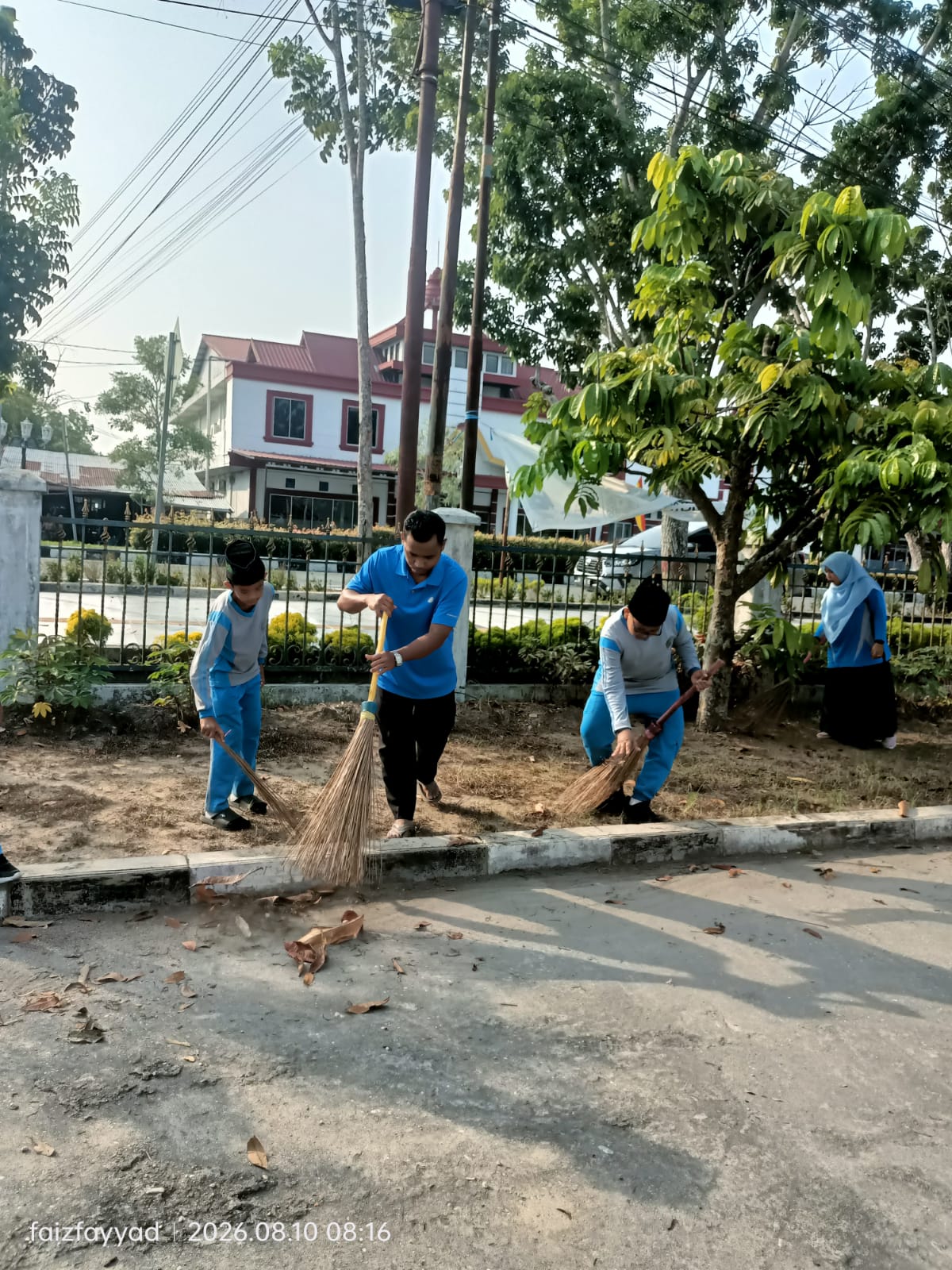 Dokumentasi kegiatan Gerakan Bersih-Bersih Masjid (GERMAS) di Lingkungan Masjid Al-Fattah