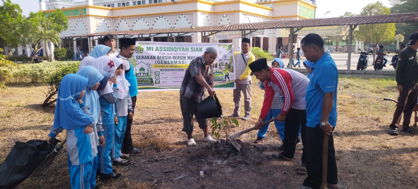 Dokumentasi kegiatan Gerakan Bersih-Bersih Masjid (GERMAS) di Lingkungan Masjid Al-Fattah