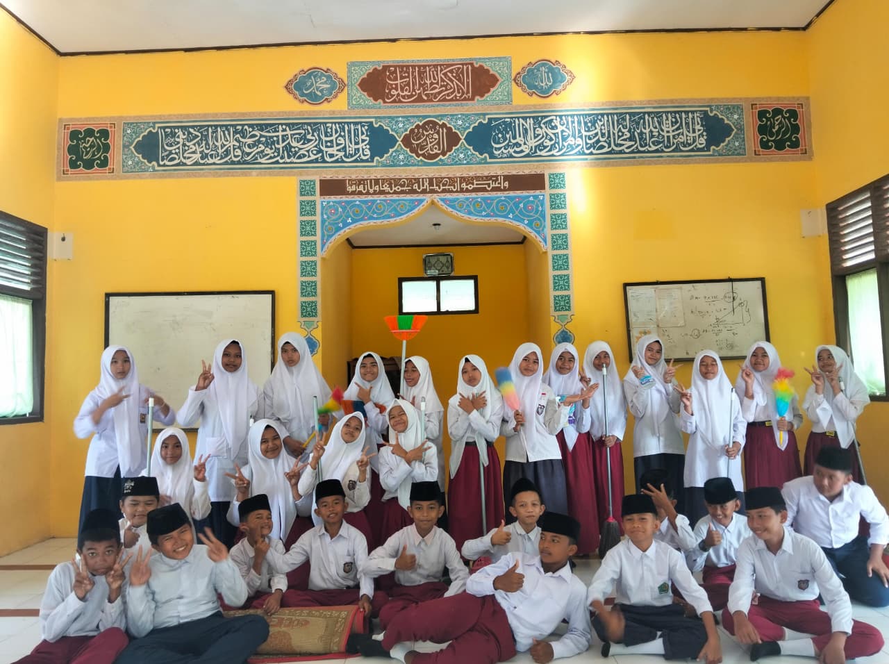 Gerakan Bersih-Bersih Masjid di Mushalla Al-Ikhlas MTs Negeri 2 Siak, Kecamatan Sungai Apit — Aksi Majelis Guru dan Siswa Kelas VII.A