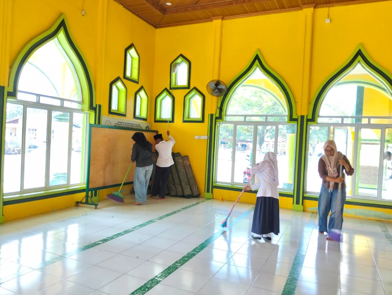 Dokumentasi kegiatan MTs Negeri 3 Siak _ Gerakan Bersih Bersih Mesjid  Al Muhajirin Kampung  Jayapura
