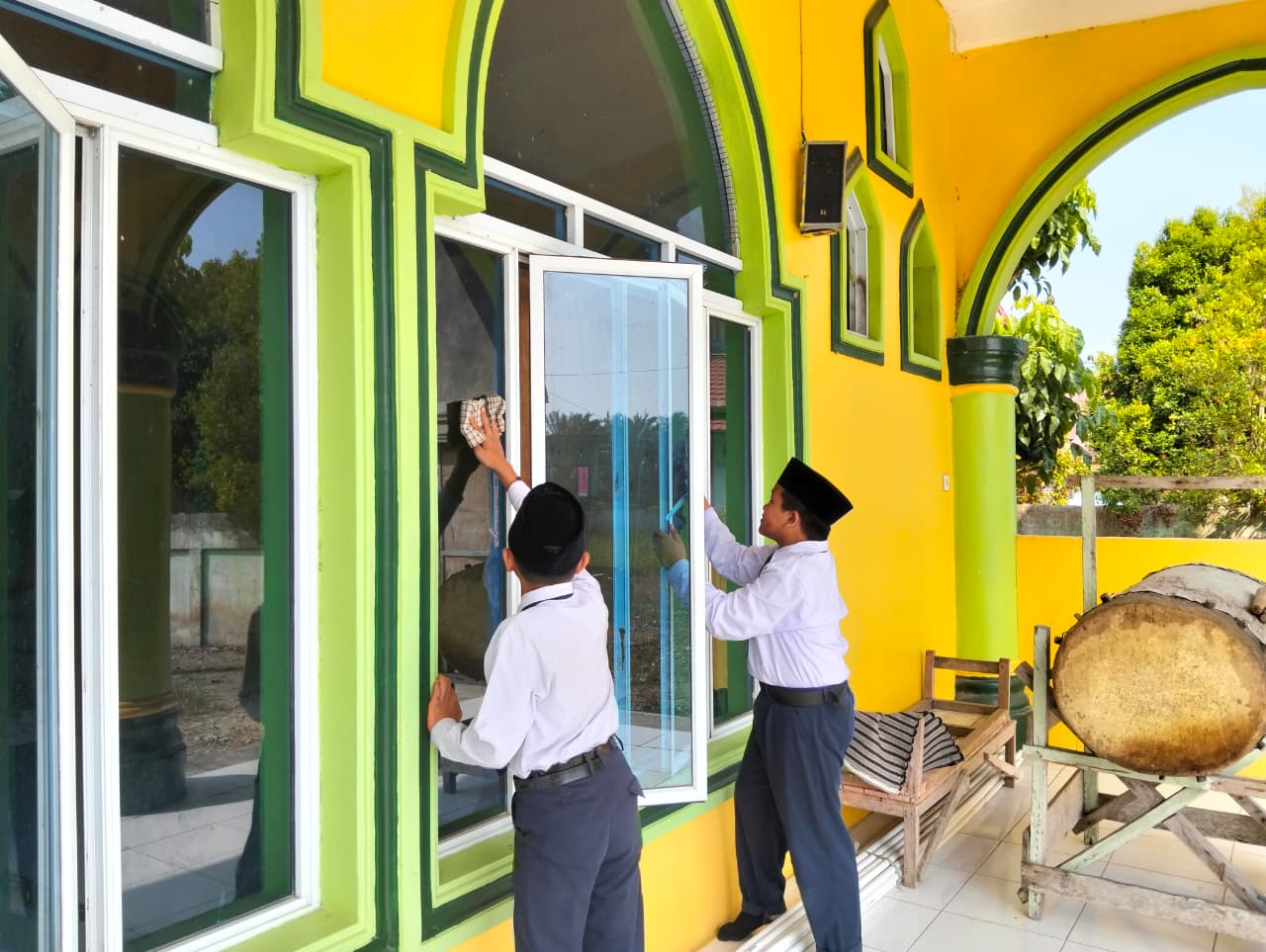 Dokumentasi kegiatan MTs Negeri 3 Siak _ Gerakan Bersih Bersih Mesjid  Al Muhajirin Kampung  Jayapura