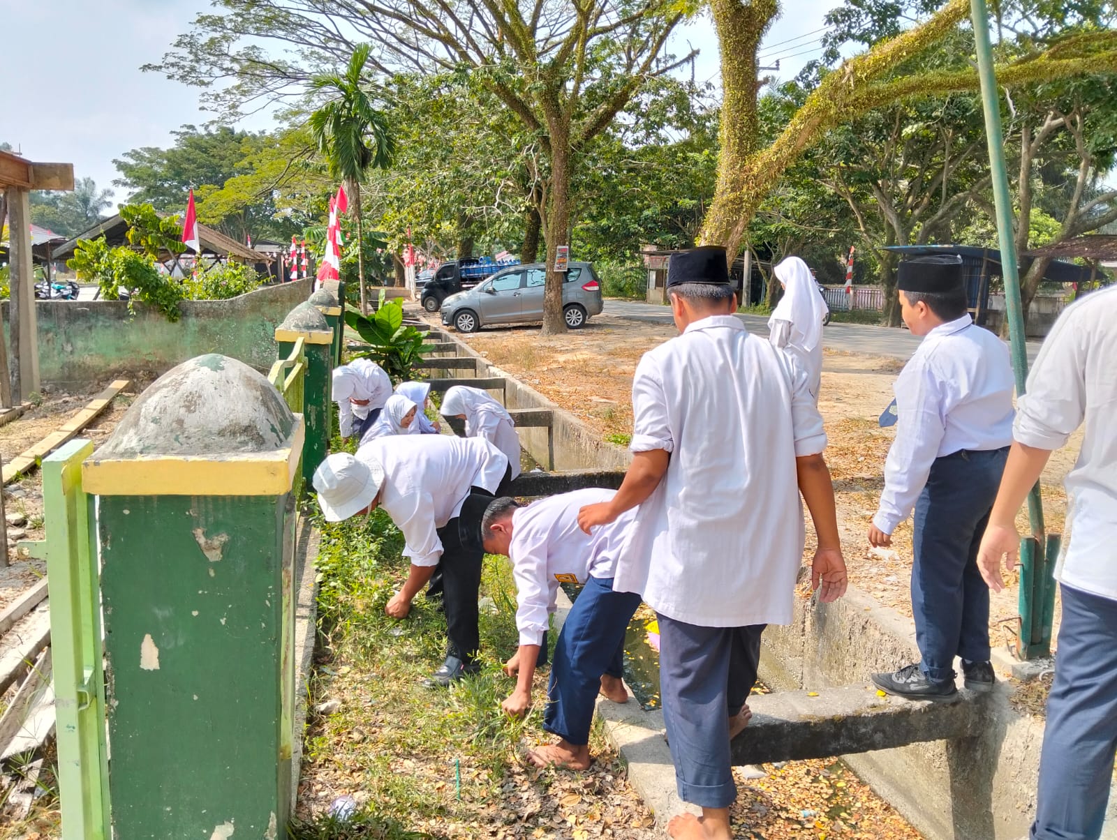 Dokumentasi kegiatan MTs Negeri 3 Siak _ Gerakan Bersih Bersih Mesjid  Al Muhajirin Kampung  Jayapura