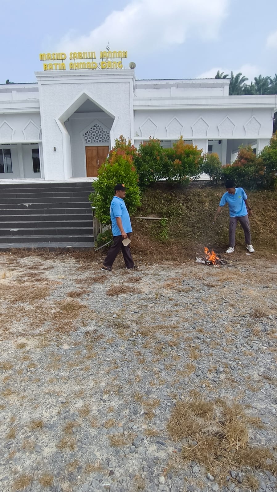 Dokumentasi kegiatan GEBER MASJID (Gerakan Bersih-Bersih Masjid) di Masjid Sabilul Jannah Batin Ahmad dang Kecamatan Kerinci Kanan