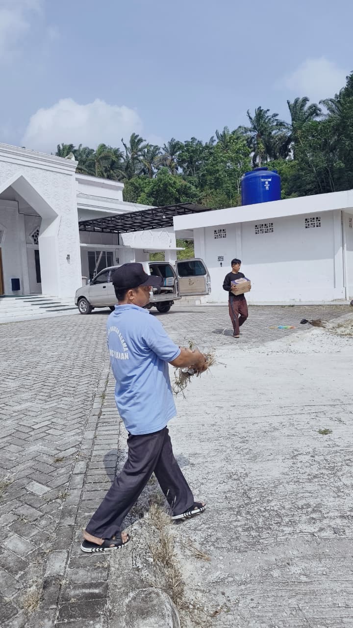 Gerakan Penghijauan di Masjid Sabilul Jannah Batin Ahmad dang, Kecamatan Kerinci Kanan — Aksi PengurusMasjid Sabilul Jannah Batin Ahmad dang dan Seluruh ASN KUA Kec. Kerinci Kanan