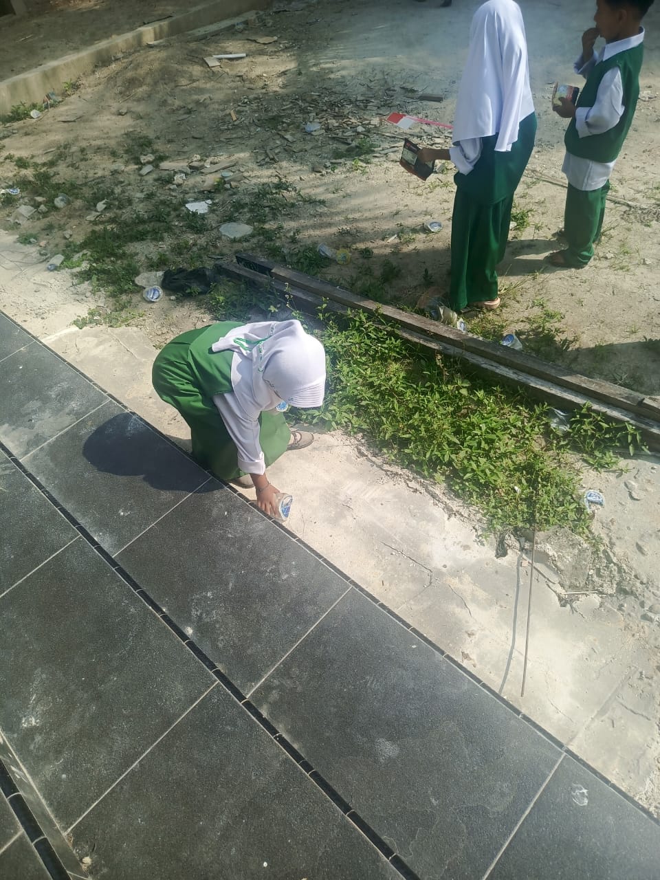 Dokumentasi kegiatan Gerakan bersih-bersih masjid Jami' Nurul Huda Kampung Rempak, Sabak Auh, Siak