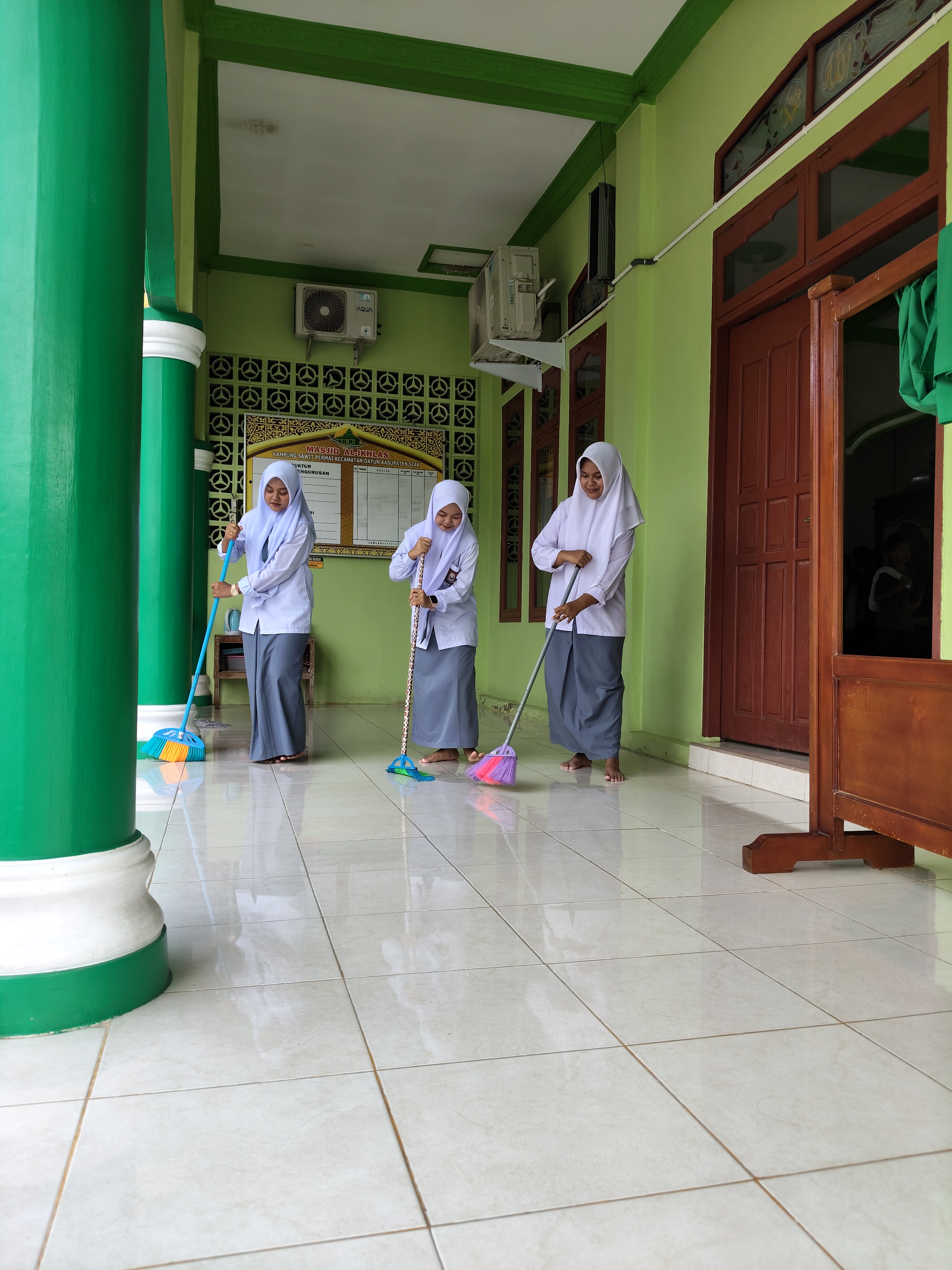 Dokumentasi kegiatan Bersih - bersih masjid Al-ikhlas