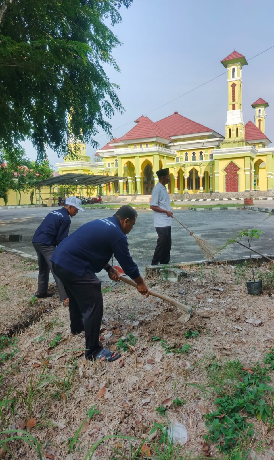 Gerakan Bersih-Bersih Masjid di Masjid Al-Alim, Kecamatan Siak — Aksi Masyarakat & ASN KUA Siak