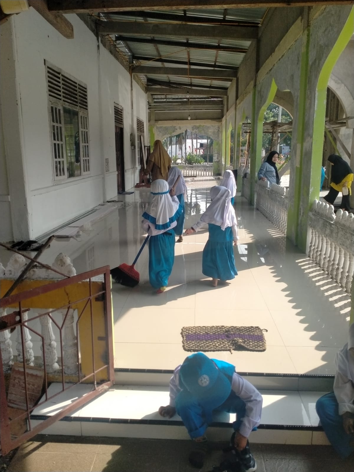 Dokumentasi kegiatan GERAKAN BERSIH BERSIH MASJID DI MASJID AL-MUSTAQIM KECAMATAN SUNGAI APIT