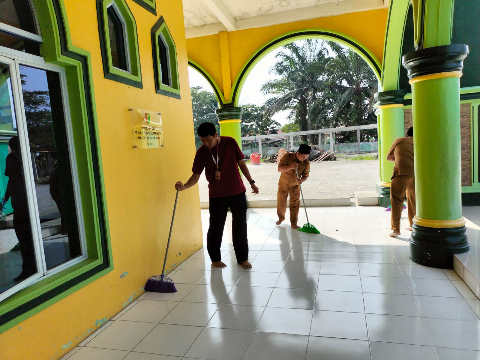 Gerakan Bersih-Bersih Masjid di Masjid Al-Muhajirin Jayapura, Kecamatan Bunga Raya — Aksi Pengurus Masjid, ASN KUA Bungaraya, Mahasiswa KKN,Perangkat Desa