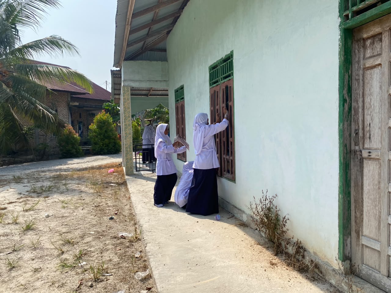 Dokumentasi kegiatan MTs Negeri 3 Siak _ Gerakan Bersih Bersih Mushalla Al Munawarah Kampung Jayapura