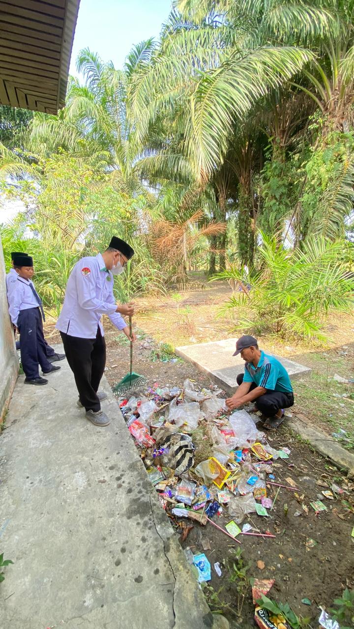 Dokumentasi kegiatan MTs Negeri 3 Siak _ Gerakan Bersih Bersih Mushalla Al Munawarah Kampung Jayapura