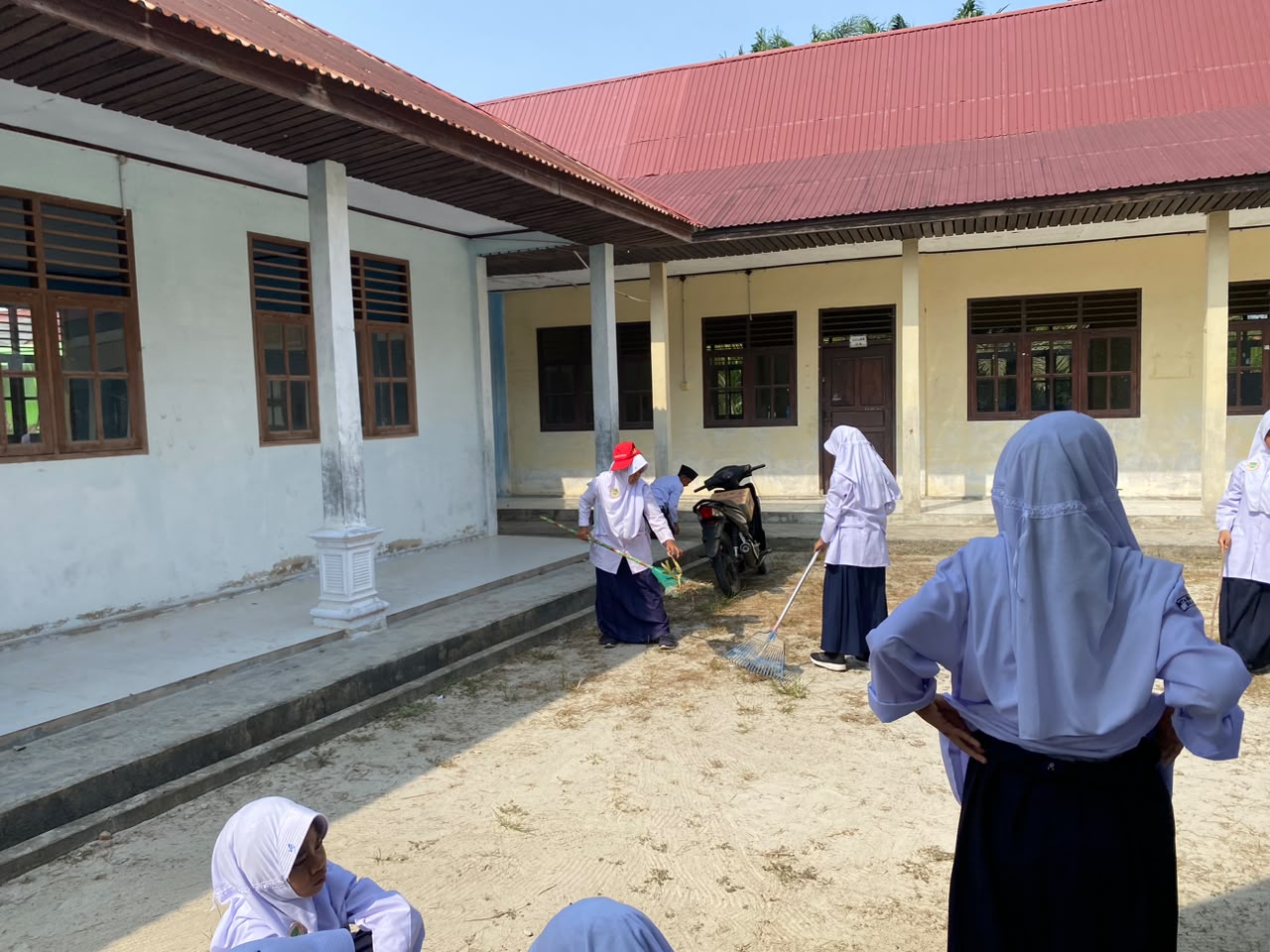 Dokumentasi kegiatan MTs Negeri 3 Siak _ Gerakan Bersih Bersih Mushalla Al Munawarah Kampung Jayapura