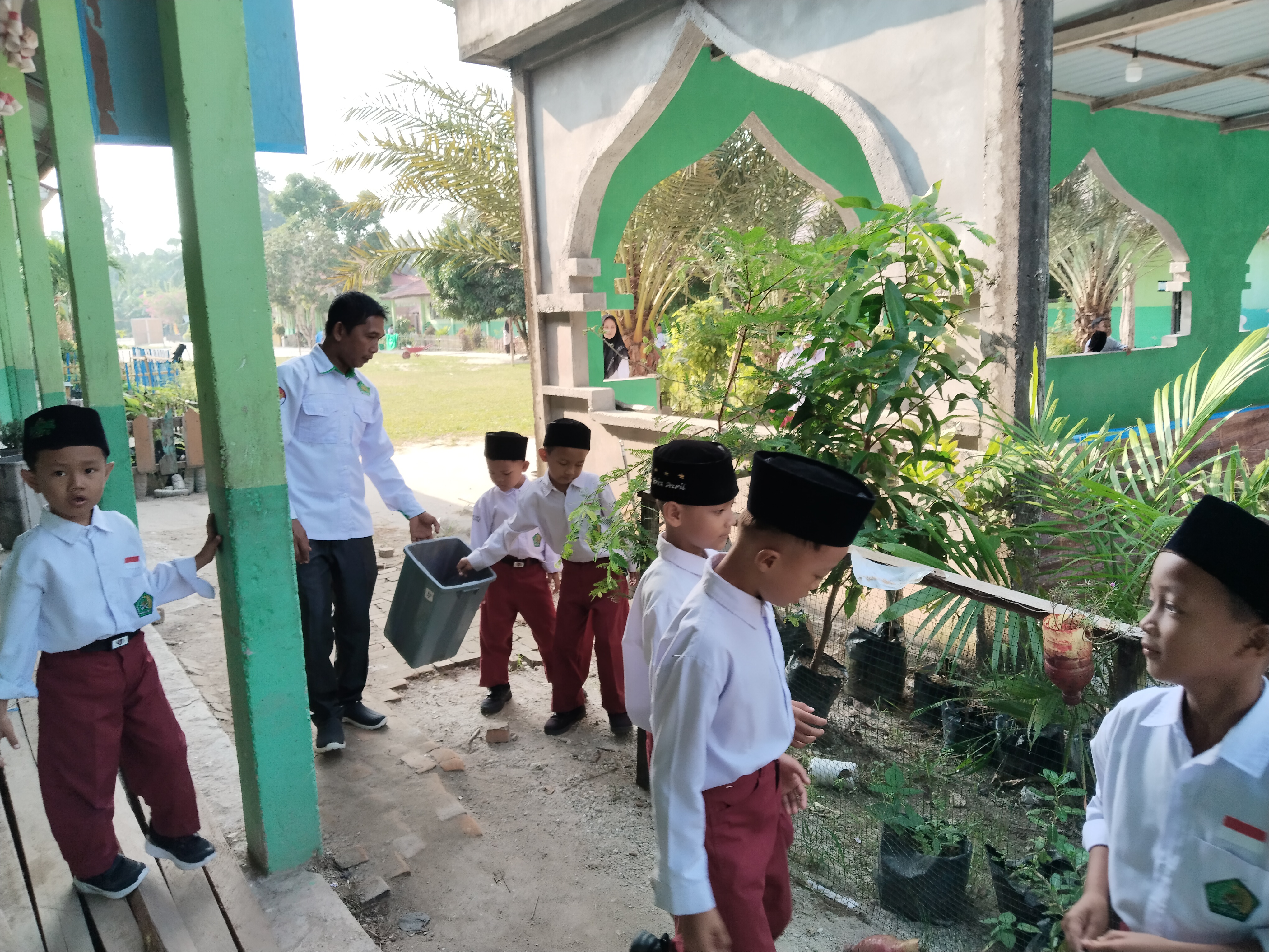 Dokumentasi kegiatan Gerakan bersih bersih masjid