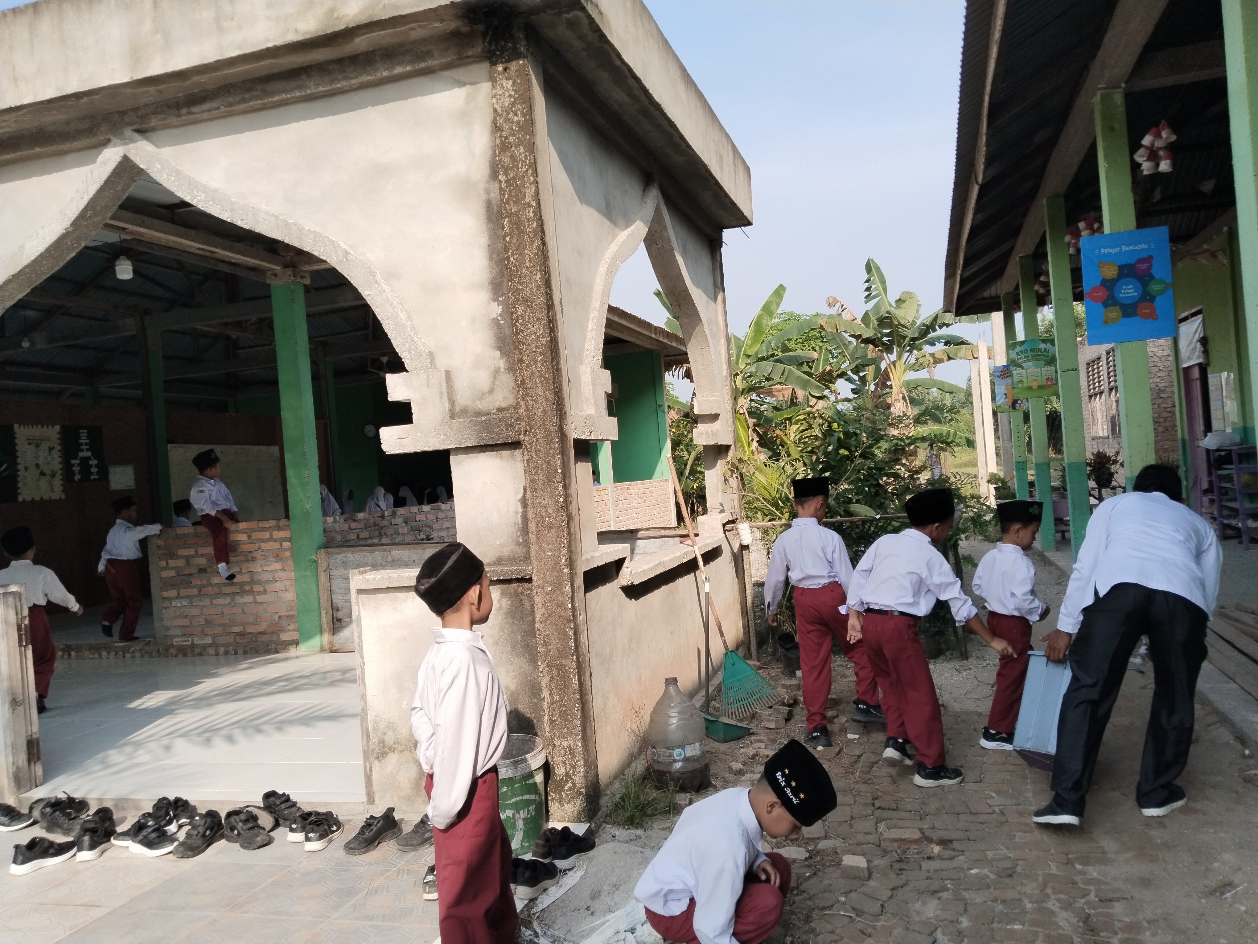 Dokumentasi kegiatan Gerakan bersih bersih masjid