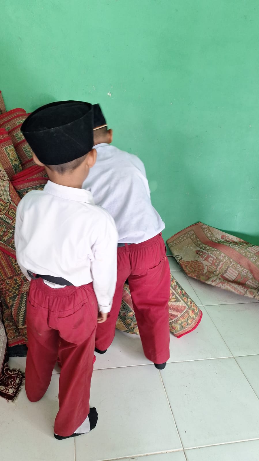 Dokumentasi kegiatan Gerakan bersih bersih masjid