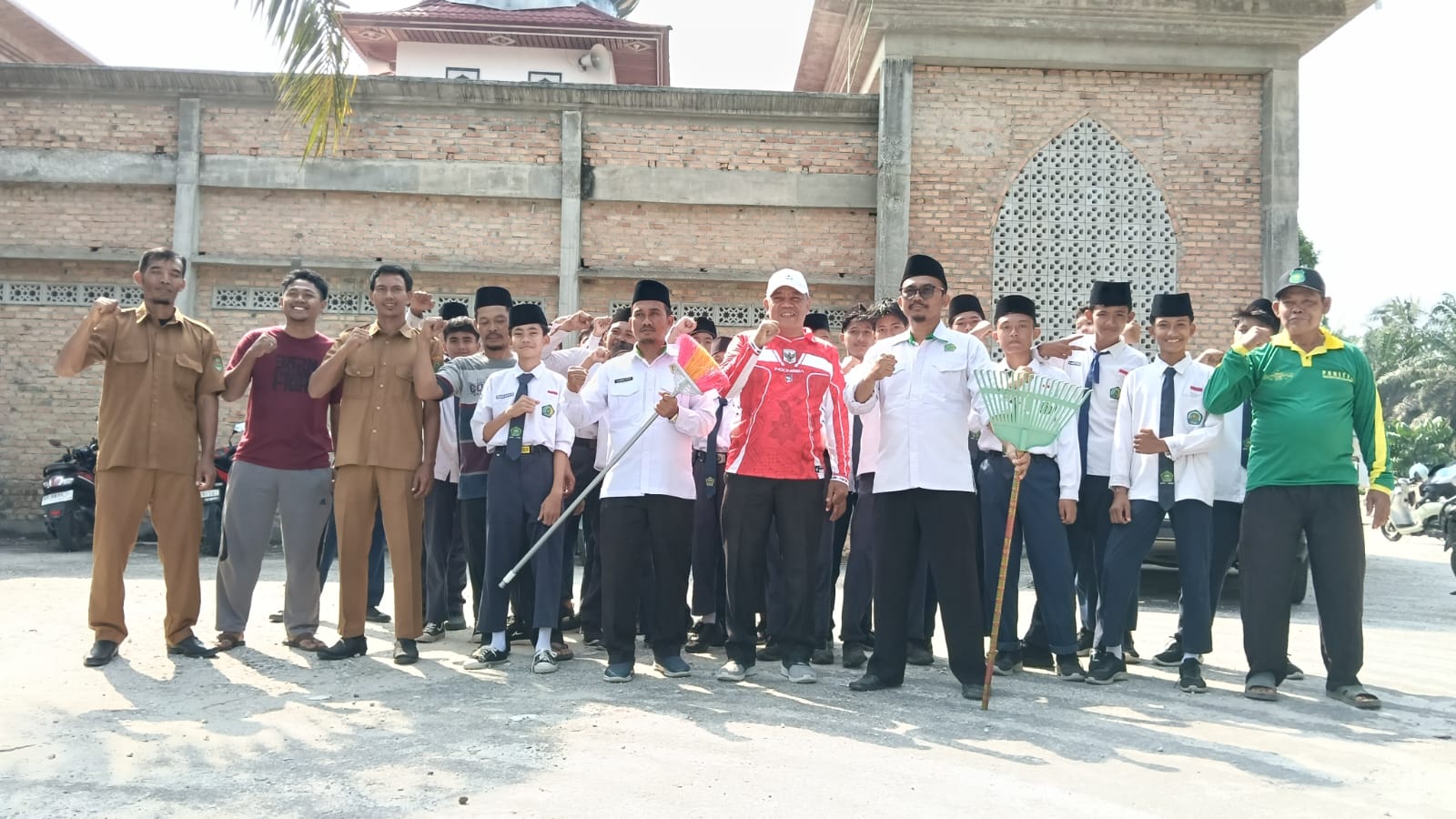 Dokumentasi kegiatan Gerakan Bersih-Bersih Masjid (GEBER MAS) di Kecamatan Bungaraya (Masjid Al-Muhajirin Jayapura, Masjid Robitotul Abidin Jayapura, Masjid Al-Muhajirin Bungaraya, Masjid Nurul Huda Dayang Suri)