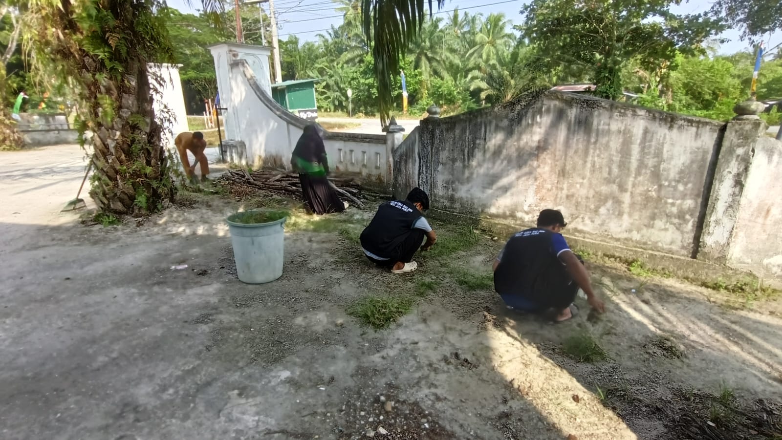 Dokumentasi kegiatan Gerakan Bersih-Bersih Masjid (GEBER MAS) di Kecamatan Bungaraya (Masjid Al-Muhajirin Jayapura, Masjid Robitotul Abidin Jayapura, Masjid Al-Muhajirin Bungaraya, Masjid Nurul Huda Dayang Suri)