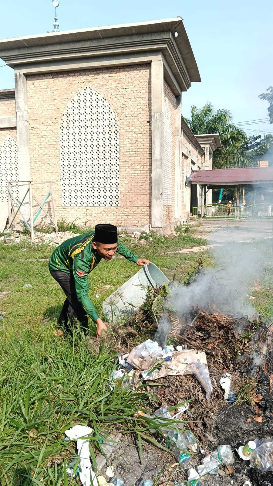 Dokumentasi kegiatan Gerakan Bersih-Bersih Masjid (GEBER MAS) di Kecamatan Bungaraya (Masjid Al-Muhajirin Jayapura, Masjid Robitotul Abidin Jayapura, Masjid Al-Muhajirin Bungaraya, Masjid Nurul Huda Dayang Suri)