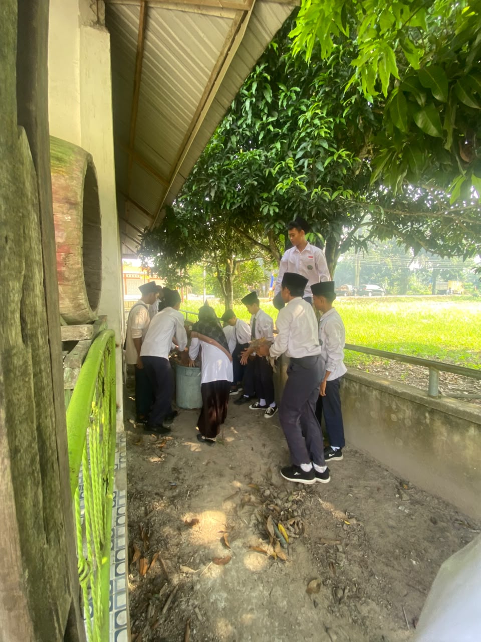 Dokumentasi kegiatan MTs Negeri 3 Siak _ Gerakan Bersih Mesjid Robithatul Abidin RK II Kampung Jayapura