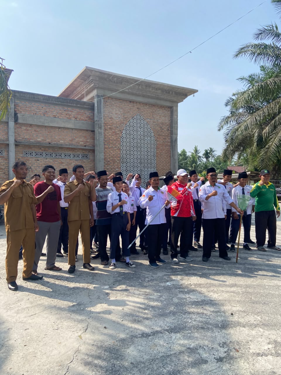 Gerakan Bersih-Bersih Masjid di Mesjid Robithatul Abidin RK II Kampung Jayapura, Kecamatan Bunga Raya — Aksi MTs Negeri 3 Siak Siswa, Guru Bersama pengurus, Penyuluh Agama dan Warga setempat