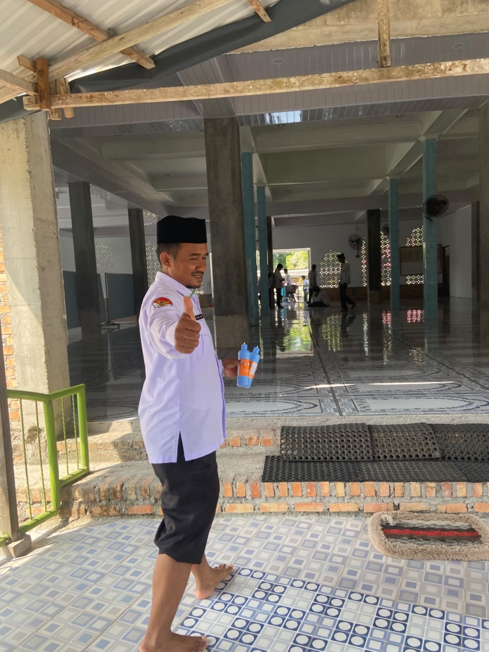 Dokumentasi kegiatan MTs Negeri 3 Siak _ Gerakan Bersih Mesjid Robithatul Abidin RK II Kampung Jayapura