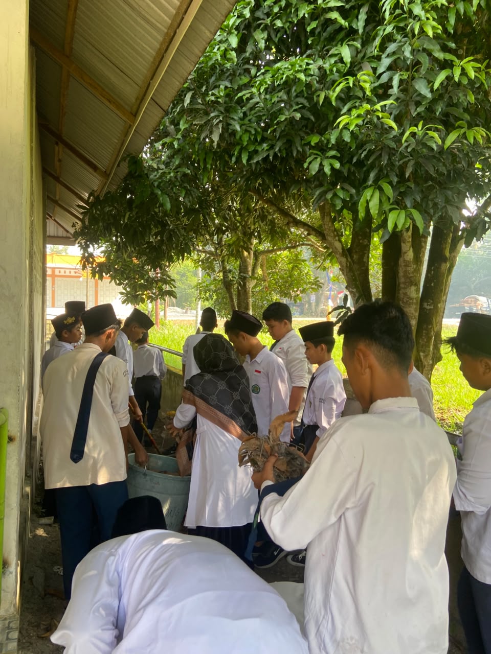 Dokumentasi kegiatan MTs Negeri 3 Siak _ Gerakan Bersih Mesjid Robithatul Abidin RK II Kampung Jayapura