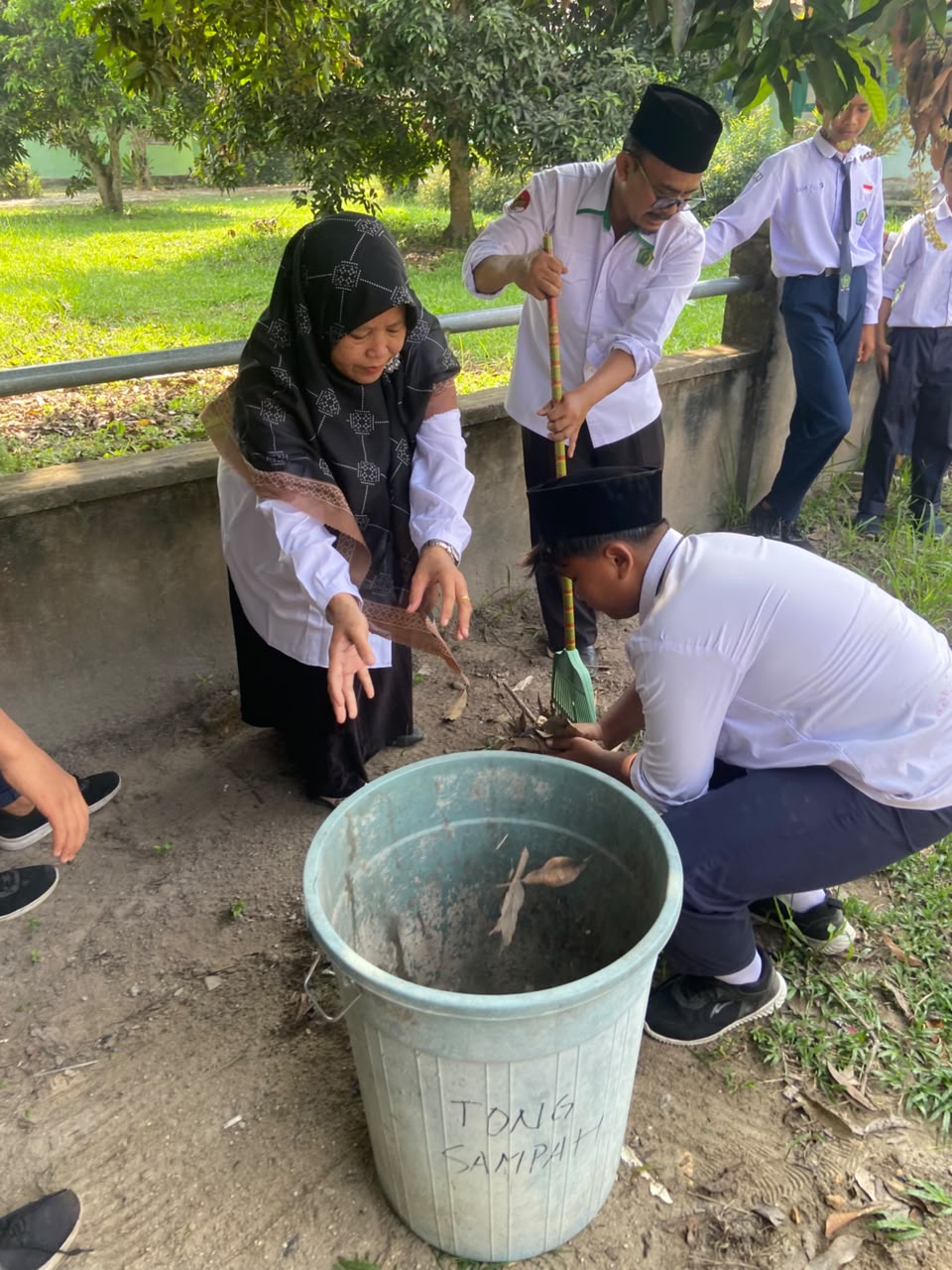 Dokumentasi kegiatan MTs Negeri 3 Siak _ Gerakan Bersih Mesjid Robithatul Abidin RK II Kampung Jayapura